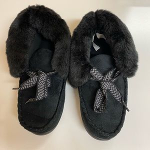 Isotoner NWOT/box Woman’s Black Bedroom Slippers.